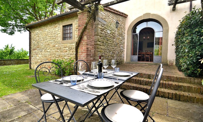 Vicchio Casa | ¡Apartamento clásico en una granja toscana con piscina en el campo florentino!