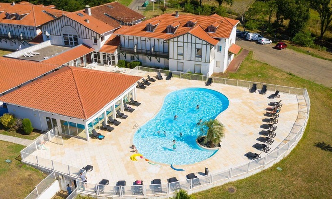 Cassen Apartamento | Apartamento con internet, piscina, TV, terraza, mascotas permitida, vista panorámica, aparcamiento