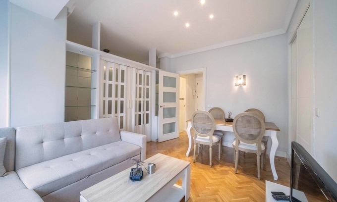 Castillejos Apartamento | Precioso piso con piscina en Madrid by SharingCo