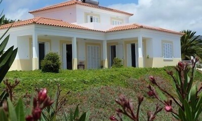 Pedras Pretas Villa | Hermosa casa de arquitecto de gloriosas vistas al mar