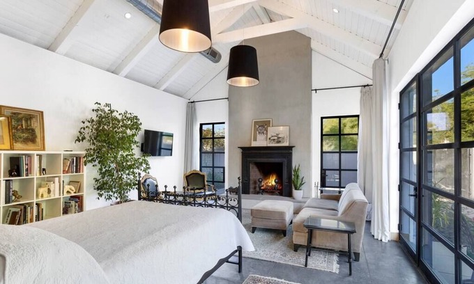 West University Casa | Beautiful artist's suite w/full bath, kitchenette