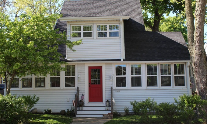 Delavan Lake Cabaña | Beautiful Assembly Park Lakeside Getaway on Delavan Lake