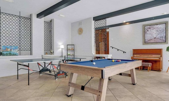 Riverside Casa | Beautiful Austin Retreat|Pool |Big Yard| Sleeps 20