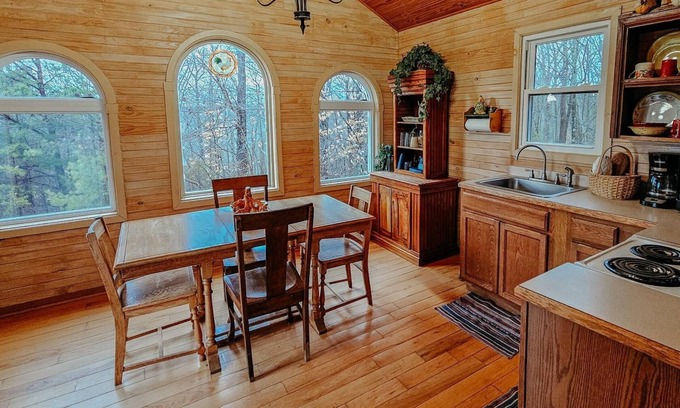 Beattyville Cabina | Beautiful, authentic log cabin with acres of land, fishing pond, and hot tub.