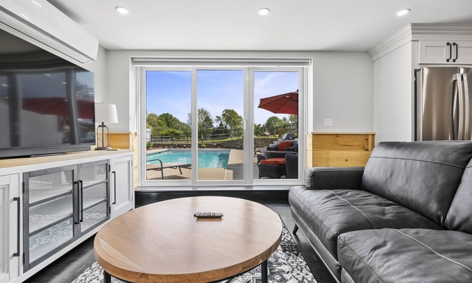 Ipswich Apartamento | Beautiful backyard farm. Very quiet. Pool. Walking trails and beaches nearby.