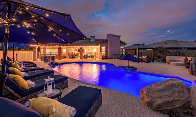 Phoenix Casa | Beautiful backyard oasis w/free heated diving pool