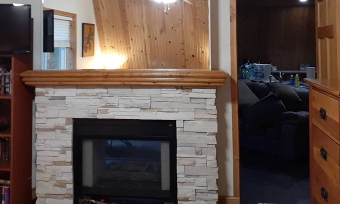 Linn Creek Casa | Beautiful barn apartment on 3 wooded acres with 300ft of waterfront.