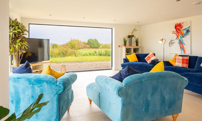 Cropthorne Casa | Beautiful Barn Conversion - Orchard Escape for 12