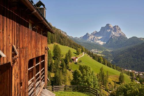 Colle Santa Lucia Chalet De Esquí | Beautiful barn with garden and stunning view