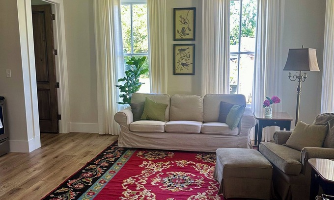Blakely Apartamento | Beautiful Barron Suite in Barron-Hobbs Historic Home