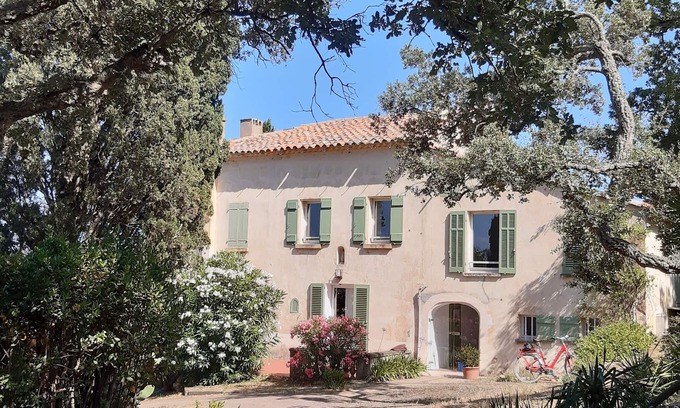 Saint-Tropez Villa | Hermosa casa de campo con vistas al mar y gran jardín