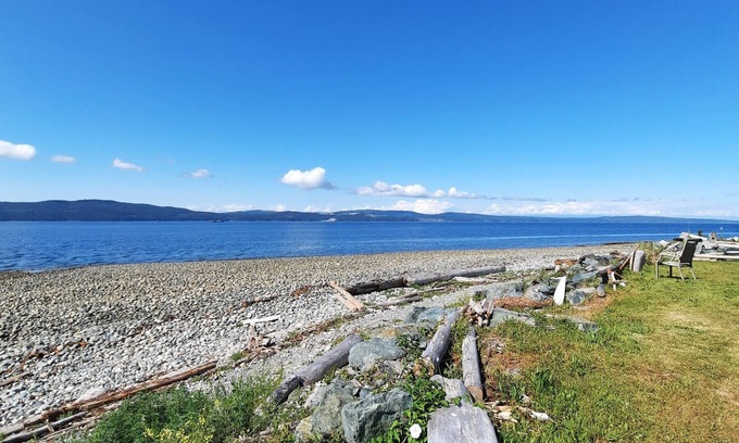 Sliammon Cabina | Beautiful Beach Cabana with ALL the amenities, right on the Ocean!