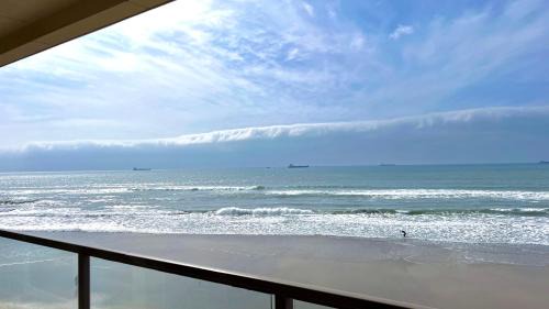 Villa del Mar Apartamento | Beautiful Beach Front Condo near Downtown