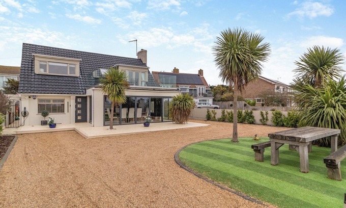 Holland-On-Sea Cabaña | Beautiful beach front property close to amenities.
