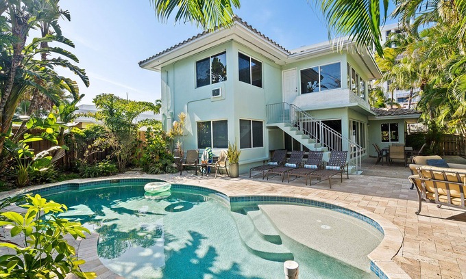 Birch Park Finger Streets Casa | Hermosa casa de playa con piscina, exuberantes jardines tropicales a pasos del océano