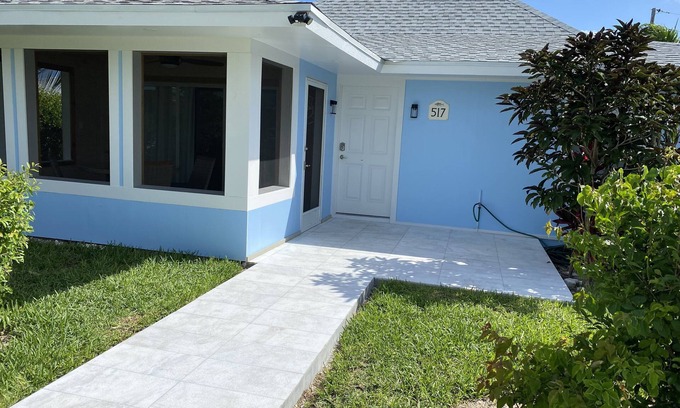 Treasure Cay Villa | Hermosa Villa de playa con una malla en porche 2BR / 2 BA