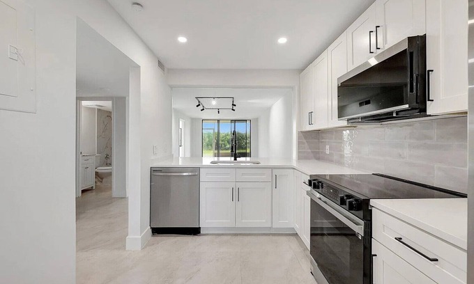 Hutchinson Island South Condominio | Beautiful BEACHFRONT in HUTCHINSON ISLAND, Fl. 2 Bed 2 Bath. TOTALLY RENOVATED.