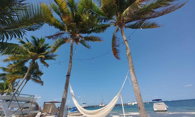 Puerto Juárez Apartamento | Beautiful Beachfront Apartment: Stunning Caribbean Views, Water Sports Amenities
