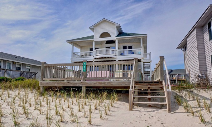 Surf City Casa | Beautiful Beachfront 6 Bedroom Home with Private Sundeck on Dune