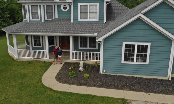 Oregonia Casa | Beautiful Big Blue Dollhouse country home available for true comfort.