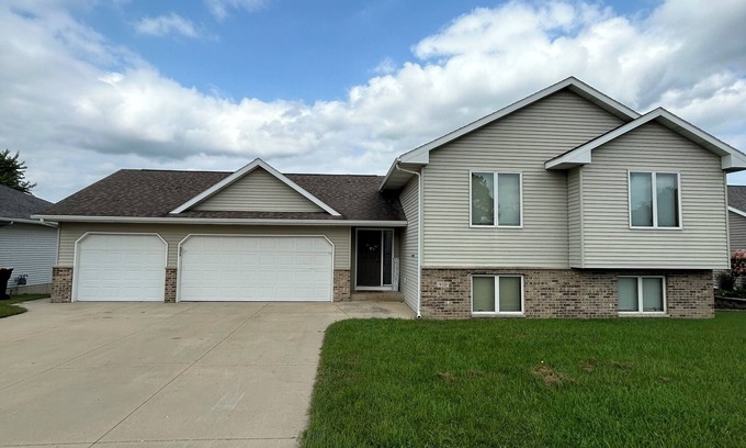 Stewartville Casa | Beautiful Big House in a quaint little Town!