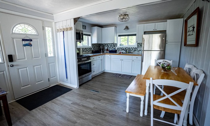 Farwell Casa | Beautiful Blue Bungalow on The Lake