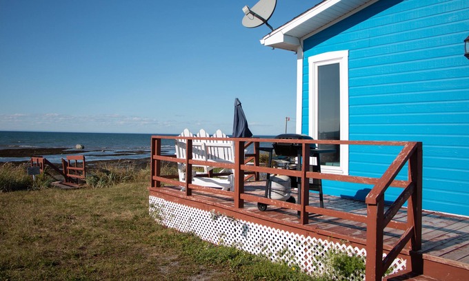 La Mitis Chalet De Esquí | Beautiful blue chalet by the sea, quiet and elegant. It will charm you thanks to
