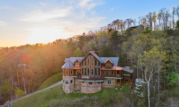 Morganton Casa | Cabina Blue Ridge con vistas de tres estados, sala de teatro y cubiertas múltiples
