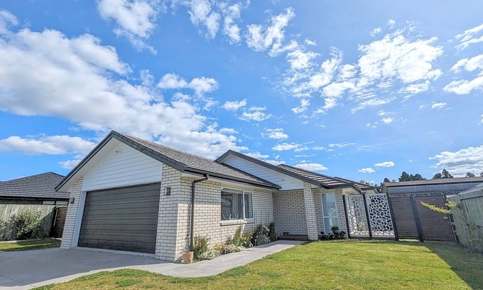 Owhata Casa | Beautiful Brand New Four-bed home near Redwood