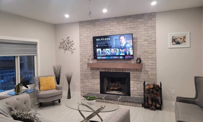 Wabamun Casa | Beautiful, brand-new home steps to Wabamun Beach