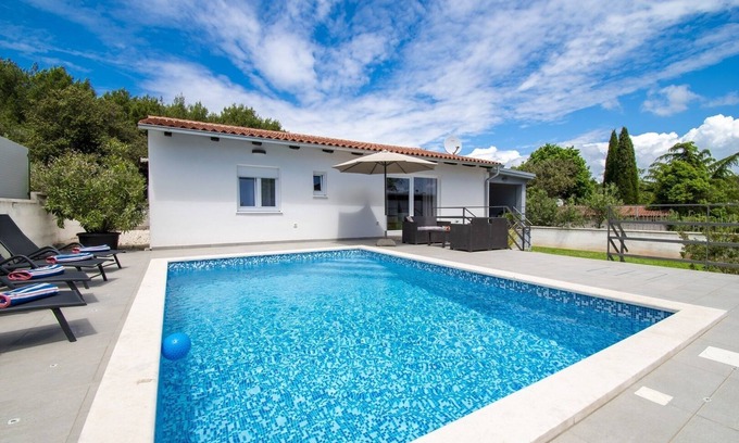 Pula Casa | Hermosa villa a estrenar ***** con piscina climatizada, cocina de verano, WiFi, parrilla