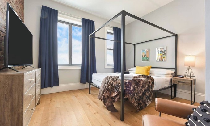 East Allegheny Apartamento | Beautiful Brick Space, Minutes to Everything!