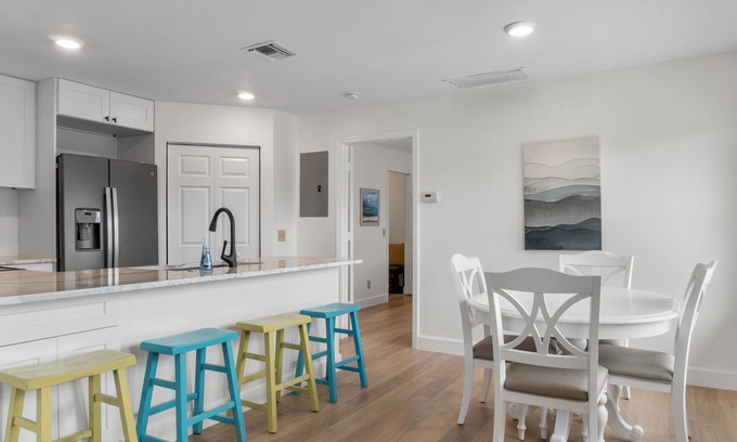 Florida Ridge Condominio | Beautiful Bright Condo Minutes to the Beach