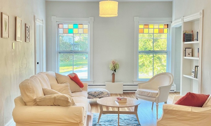 West Pawlet Apartamento | Beautiful, bright retreat with balcony overlooking river and rail trail.
