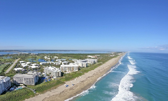 Stuart Condominio | Beautiful bright, updated 2 bedroom, 2 bath oceanfront condo spectacular views!