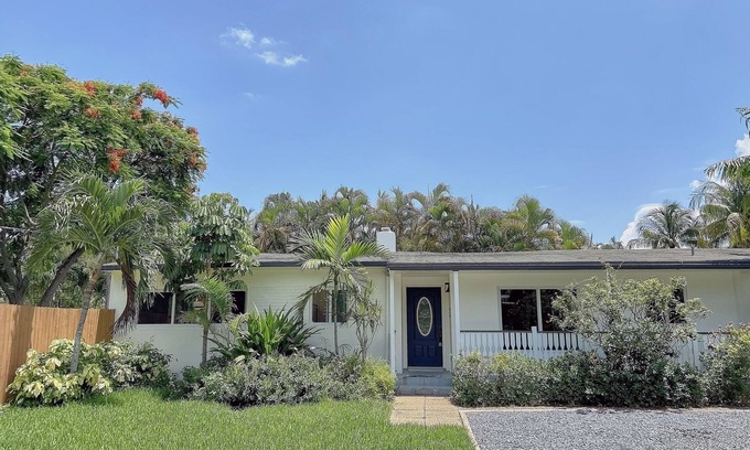 Poinsettia Heights Casa | Beautiful Bungalow in the heart of Ft Lauderdale at very calm street.