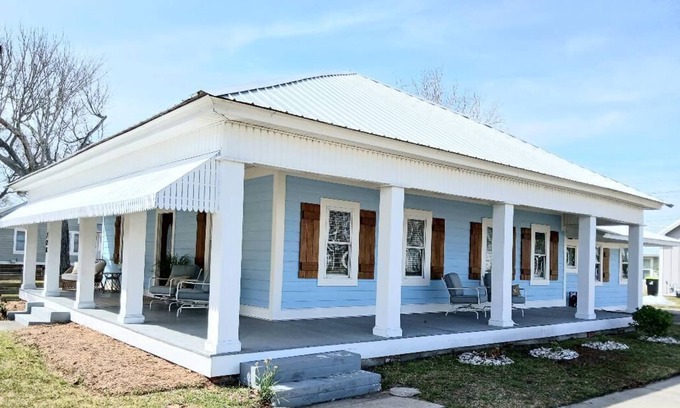Morehead City Casa | Beautiful Bunglow, just a short walk from the Morehead City waterfront!