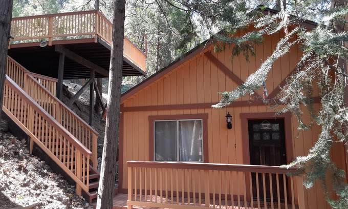 Crestline Cabina | Beautiful cabin 2 story with 2 decks, near Lake Gregory, Lake Arrowhead.