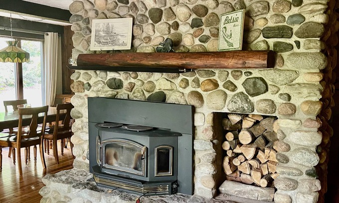 Thompsonville Cabina | Beautiful Cabin located on the Betsie River and close to Crystal Mountain Resort
