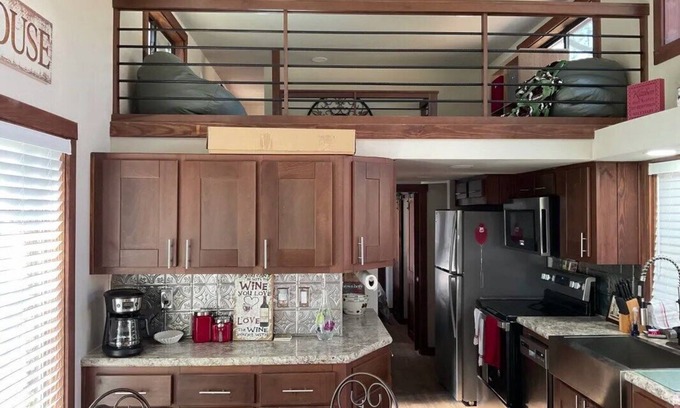 Mount Vernon Cabina | Beautiful Cabin Located in the Piney Woods of East Texas - 1 Bedroom/Double Loft