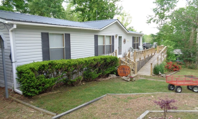 Lobelville Cabina | Beautiful cabin overlooking Crooked Creek on the Tennessee river
