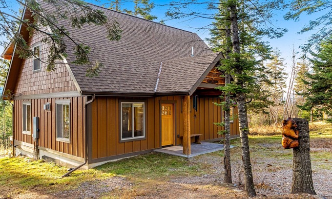 Bigfork Casa | Beautiful cabin overlooking Swan Lake with 2-level deck, fireplace & firepit