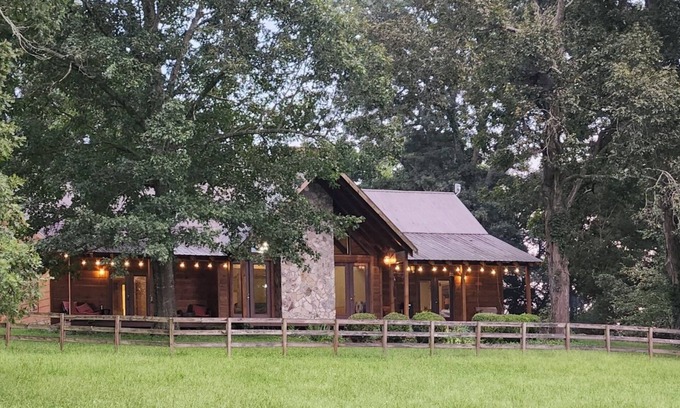 Shelbyville Casa | Beautiful Cabin retreat on the outskirts of town
