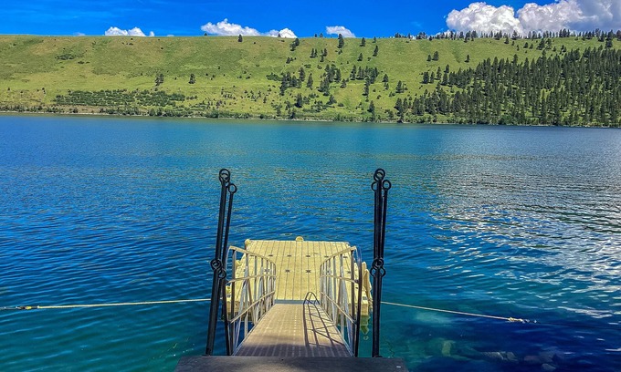 Joseph Cabina | Beautiful cabin right on the banks of the lake with patio & washer/dryer