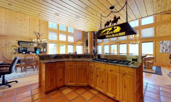 Hamilton Creek Casa | ¡NUEVO LISTADO! Hermosa cabina con vista a la montaña, jacuzzi y cocina de lujo