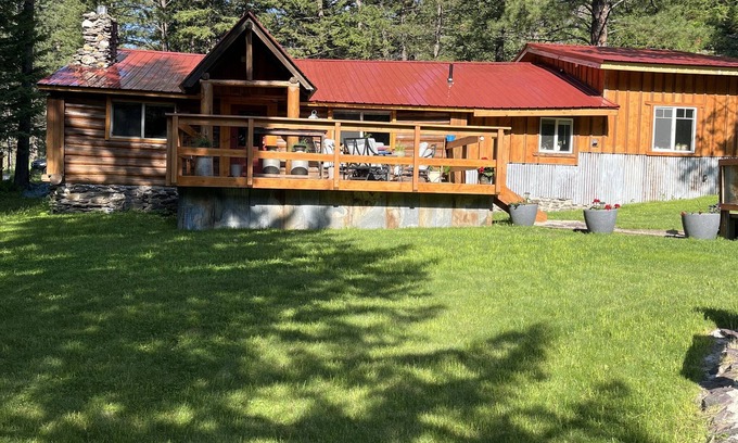 Alberton Cabina | Beautiful cabin with a creek running through it.
