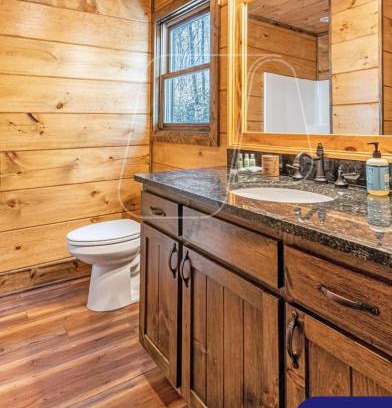 Topton Casa | Beautiful Cabin with Lofted Space and Deck in Topton, North Carolina