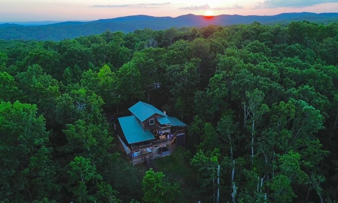 Ellijay Cabina | Beautiful cabin with outdoor spaces near Carters Lake - Fire Pit, Hot Tub, Games