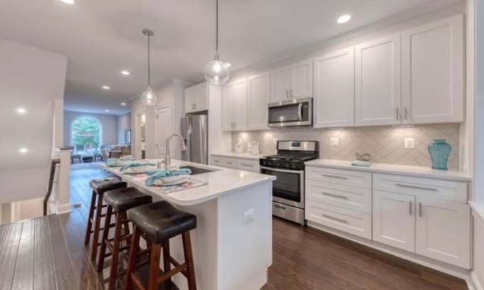 Highlandtown Casa | Beautiful Canton Home w/rooftop deck +Private parking