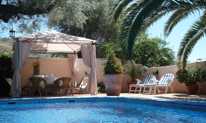 Orgiva Villa | Hermosa Villa con amurallada privada y cerrada piscina, impresionantes jardines y WiFi